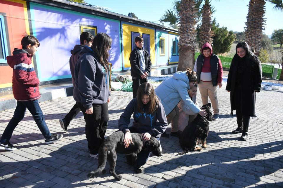 Kuşadası Evcil Hayvan Bakım Merkezi, öğrencileri ağırladı