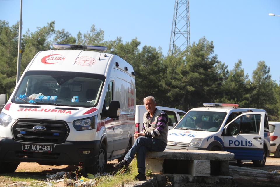 ORMANDA CESET BULAN ÇOBAN, İFADE İÇİN BEKLEYİNCE SÜRÜSÜNÜN DERDİNE DÜŞTÜ "HAYVANLARIMIN BAŞINA BİR ŞEY GELECEK, DAHA ÖNCE 6 KOYUNUMU KURT YEDİ" "SÜREKLİ BANA 5 DAKİKA SÜRECEK DEDİLER, BİR TÜRLÜ 5 DAKİKALARI BİTMEDİ"