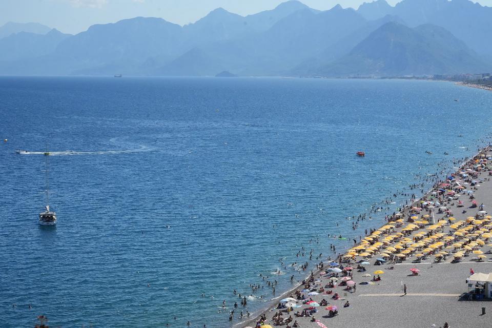 ARAÇ TERMOMETRELERİ 48 DERECEYİ GÖSTERDİ, ANTALYA DENİZE DÖKÜLDÜ ANTALYA'DA YÜKSEK SICAKLIK BUNALTTI