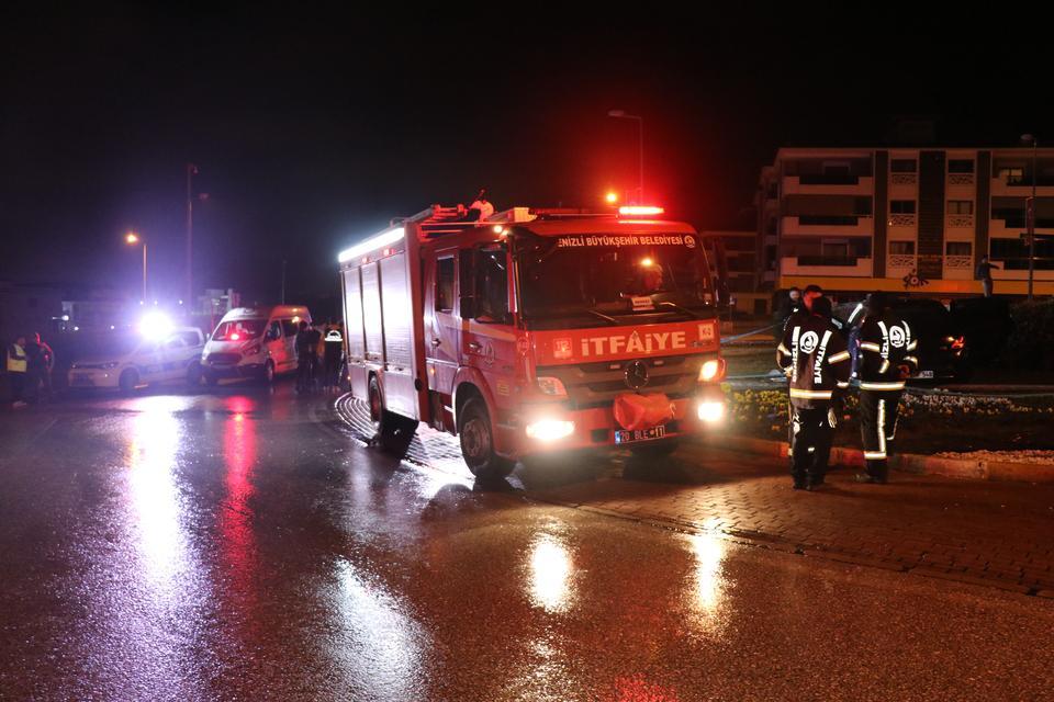 KAVŞAĞA SÜRATLİ GİREN OTOMOBİL ANIT DUVARINA ÇARPTI: 1 ÖLÜ, 1 AĞIR YARALI