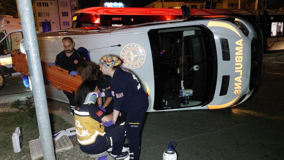 SAMSUN'DA TRAMVAY AMBULANSLA ÇARPIŞTI: 4 SAĞLIK ÇALIŞANI YARALANDI