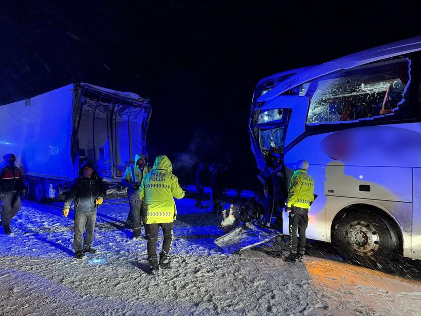 Yolcu otobüsü park halindeki tıra çarptı, 1’i ağır 13 kişi yaralandı