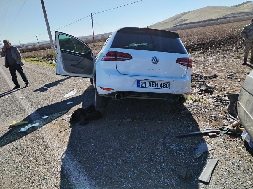 DİYARBAKIR'DA İKİ OTOMOBİL KAFA KAFAYA ÇARPIŞTI: 2 ÖLÜ, 1 YARALI