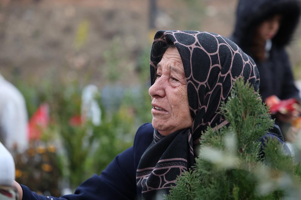 DEPREMDE GELİNİ VE 3 TORUNUNU KAYBEDEN ATRAK KALEŞ: "1 YILLIK BİNA 3 SANİYEDE ÇÖKER Mİ?"