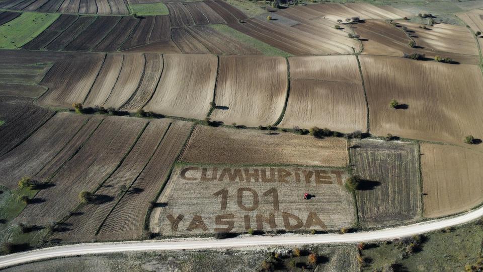 Çiftçi, Cumhuriyet'in 101. yılını böyle kutladı