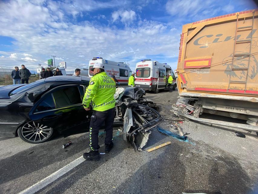 TIRLA ÇARPIŞAN OTOMOBİL HURDAYA DÖNDÜ: 3 YARALI