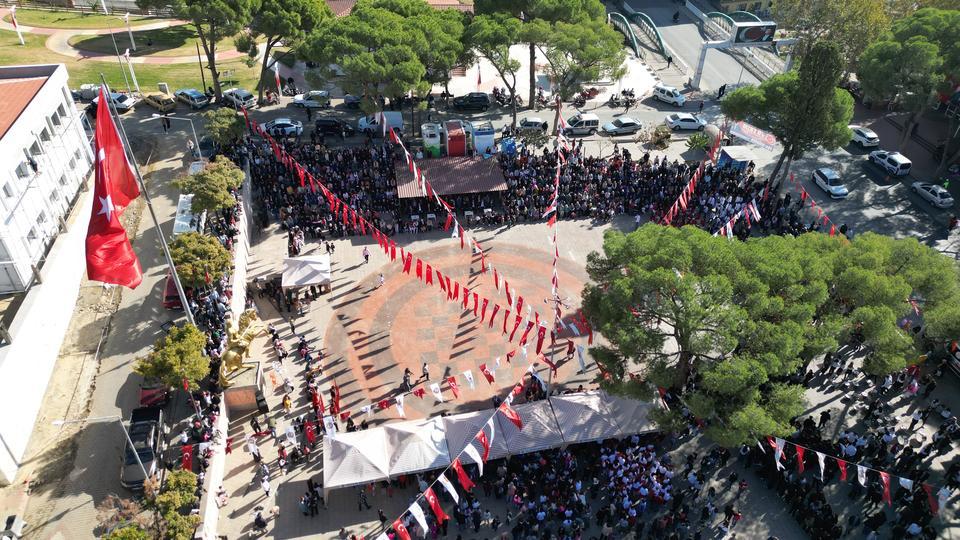 KUYUCAK'TA CUMHURİYET COŞKUSU MEYDANLARA SIĞMADI