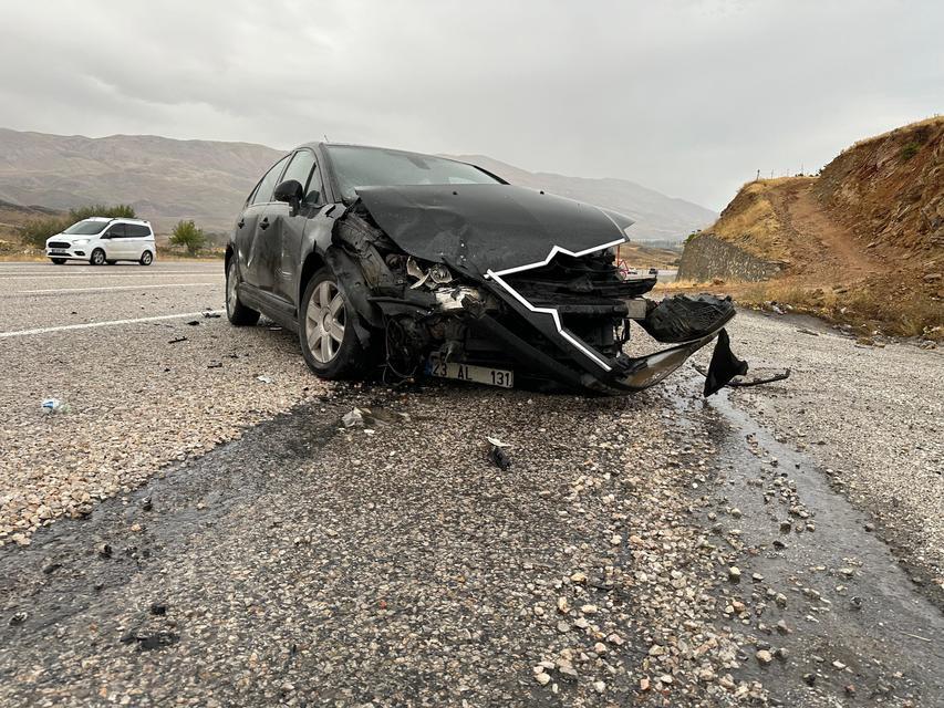 MALATYA'DA İKİ OTOMOBİL ÇARPIŞTI: 2 YARALI