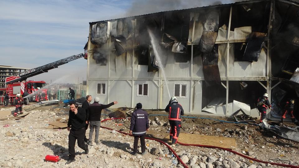 MALATYA'DA İŞÇİLERİN KONAKLADIĞI KONTEYNERLERDEKİ YANGIN SÖNDÜRÜLDÜ İKİSİ DUMANDAN ETKİLENEN 3 İŞÇİ HASTANEYE KALDIRILDI