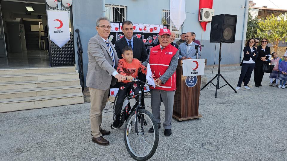 Kızılay’ın hediye bisikletleri çocukları sevindirdi