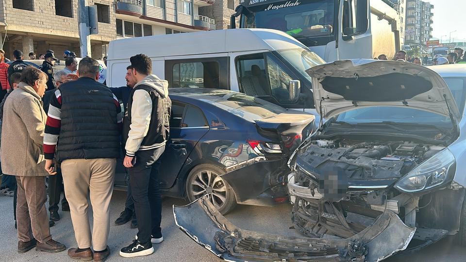 HATAY'DA FRENİ PATLAYAN HAFRİYAT KAMYONU 5 ARACI BİÇTİ: 2 YARALI