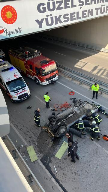 VİRAJI ALAMAYAN OTOMOBİL ALT GEÇİTE DÜŞTÜ: 2 YARALI