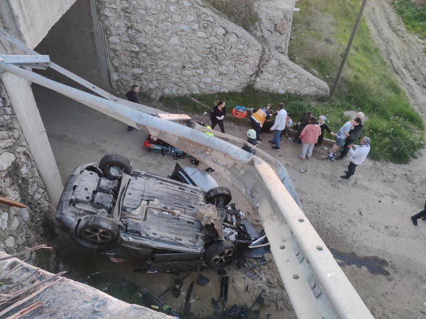 Tekirdağ’ın Malkara ilçesinde otomobilin cipe çarpması sonucu cip köprüden aşağıya uçtu. Kazada 7 kişi yaralandı.