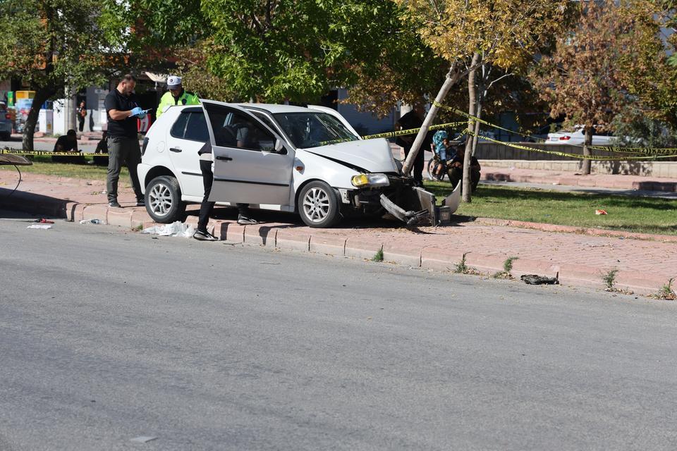 Kalp krizi geçiren sürücü ağaca çarparak durabildi