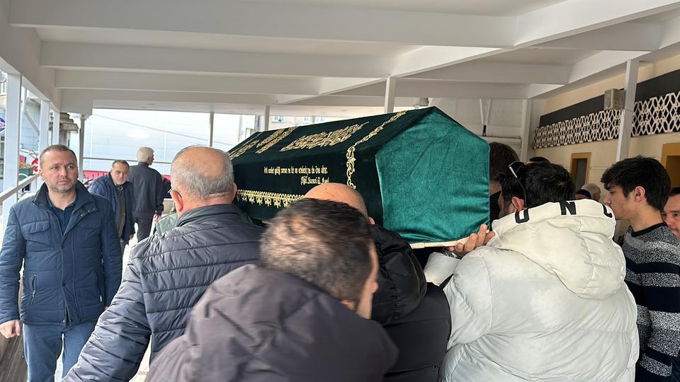 İSTANBUL'DA SOKAK ORTASINDA KISKANÇLIK CİNAYETİ: SOPAYLA BAŞINA DEFALARCA VURUP ÖLDÜRDÜ KAĞITHANE'DE BİR ADAM, NİŞANLISININ ESKİ EŞİ TARAFINDAN KISKANÇLIK NEDENİYLE SOPAYLA BAŞINA VURULARAK ÖLDÜRÜLDÜ OLAYDAN SONRA EVİNE GİDEN ŞAHIS POLİS TARAFINDAN GÖZALTINA ALINDI AİLESİ TARAFINDAN GÖZYAŞLARIYLA KALDIRILAN CENAZE TOPRAĞA VERİLDİ