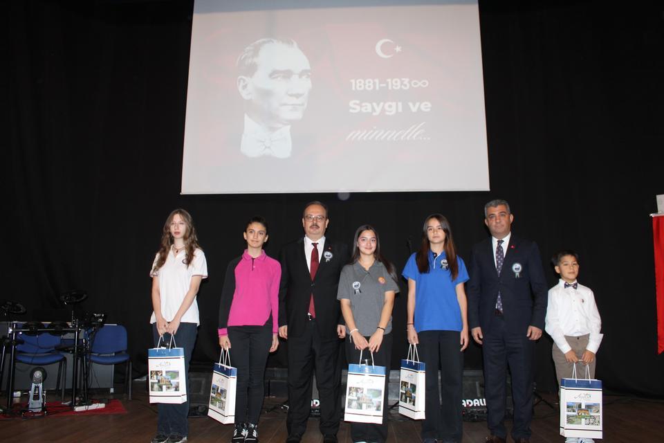 ÖĞRENCİLERİN 'ATATÜRK ORATORYOSU' AYAKTA ALKIŞLANDI