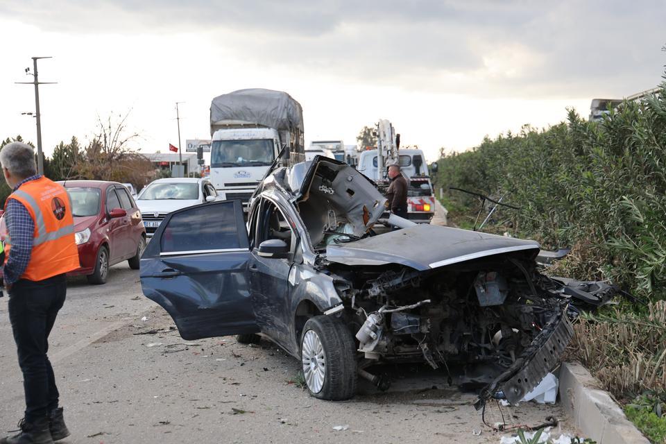 ADANA'DA OTOMOBİL KARŞI ŞERİDE GEÇİP MİDİBÜSE ÇARPTI: 2 ÖLÜ, 14 YARALI YOLUN KARŞISINDAKİ İŞÇİ SERVİSİNE ÇARPAN OTOMOBİLDEKİ ANNE VE OĞLU HAYATINI KAYBETTİ FORD MARKA OTOMOBİL HURDA YIĞININA DÖNDÜ