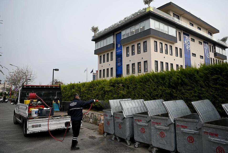 Kuşadası Belediyesi ilçe genelinde temizlik çalışmalarına devam ediyor