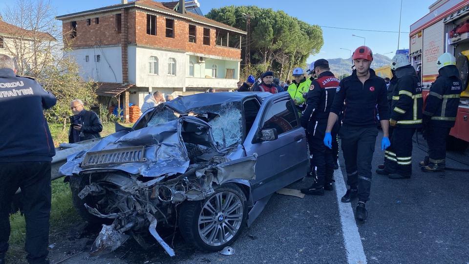 OTOMOBİL, KAVŞAKTAN DÖNEN KAMYONA ARKADAN ÇARPTI: 3 ÖLÜ