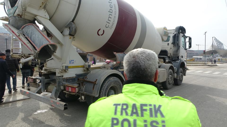 Beton mikserinin çarptığı kadın yaralandı