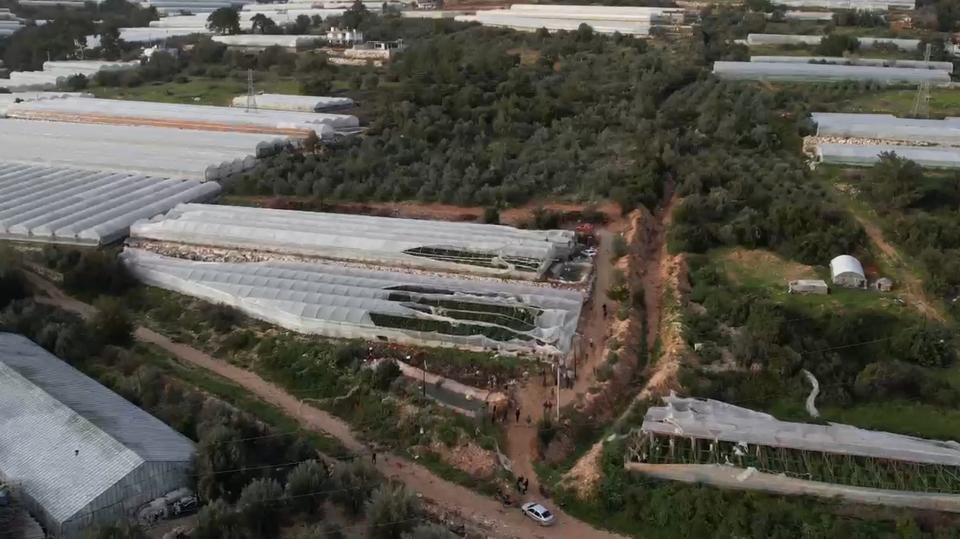 DEMRE'DE HORTUMUN SERALARI YERLE BİR ETTİĞİ ANLAR KAMERADA ONLARCA SERADAKİ NAYLONLAR SÖKÜLDÜ, DİREKLER YIKILDI, TÜRK BAYRAĞI ZARAR GÖRMEDİ ZARAR GÖREN SERALAR DRON İLE GÖRÜNTÜLENDİ