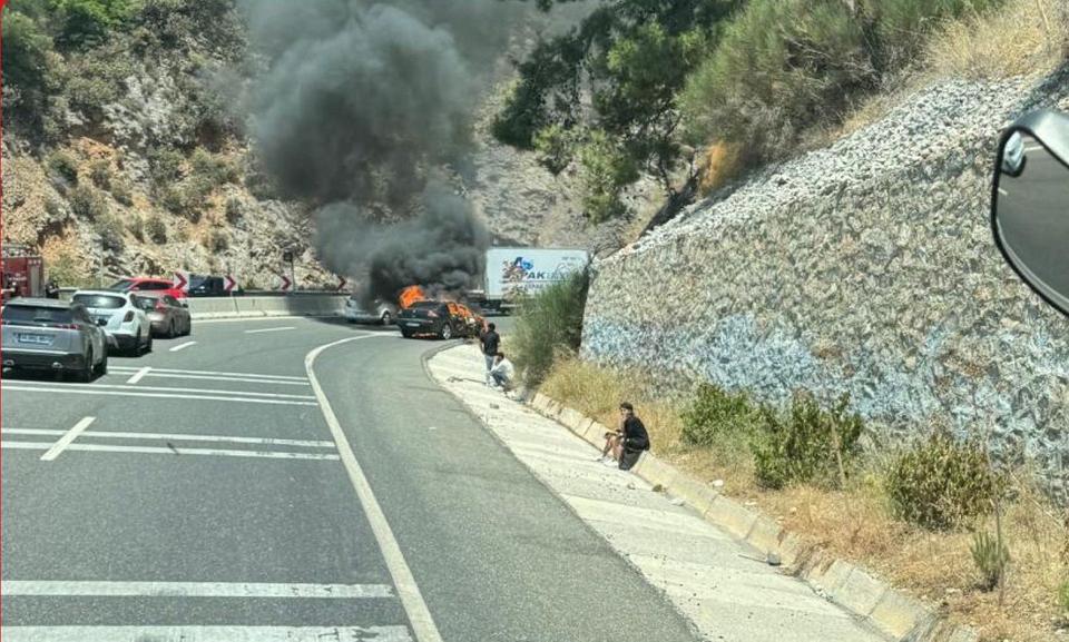 SAKARDA ARAÇ YANGINI: OTOMOBİL KULLANILAMAZ HALE GELDİ