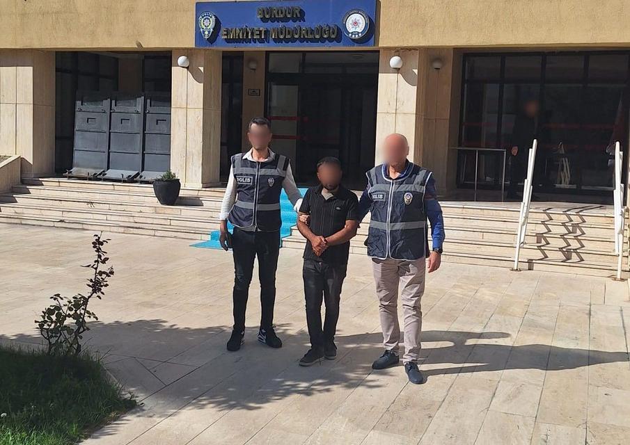 BURDUR'DA CAMİDEKİ SADAKA KUTUSUNDAN PARA ÇALAN HIRSIZ TUTUKLANDI