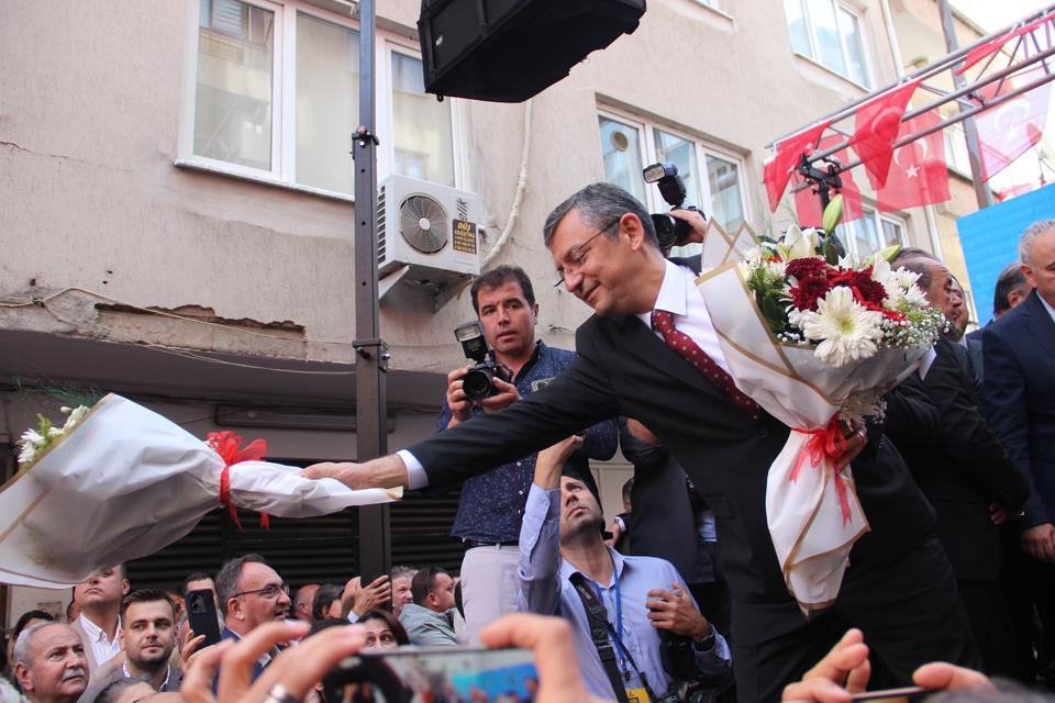 ÖZEL CHP'NİN İKTİDAR YÜRÜYÜŞÜNÜ MANİSA'DAN BAŞLATTI CHP'NİN YENİ GENEL BAŞKANI ÖZGÜR ÖZEL, DEVİR TESLİM TÖRENİNDEN ÖNCE MEMLEKETİ MANİSA'DA COŞKUYLA KARŞILANDI PARTİ BİNASI ÖNÜNDE VATANDAŞLARA SESLENEN ÖZEL'E PARTİLİLER VE VATANDAŞLAR BÜYÜK İLGİ GÖSTERDİ