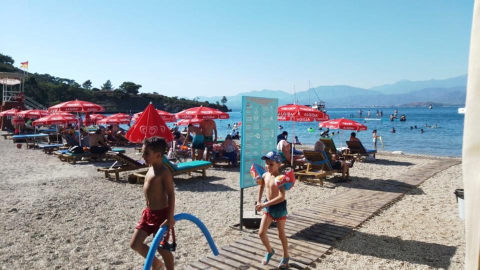 Okulun işlettiği mavi bayraklı plaj tatilcileri ağırlıyor