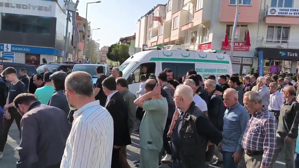 CHP Tavas Belediye Başkan Adayı Kadir Tatık’ın resmi olmayan sonuçlara göre seçimi kazanmasının ardından birçok partili, seçim zaferini kutlamak için Yeni Mahalle Karağolanoğlu Caddesi'nde bulunan parti binası önünde toplandı.