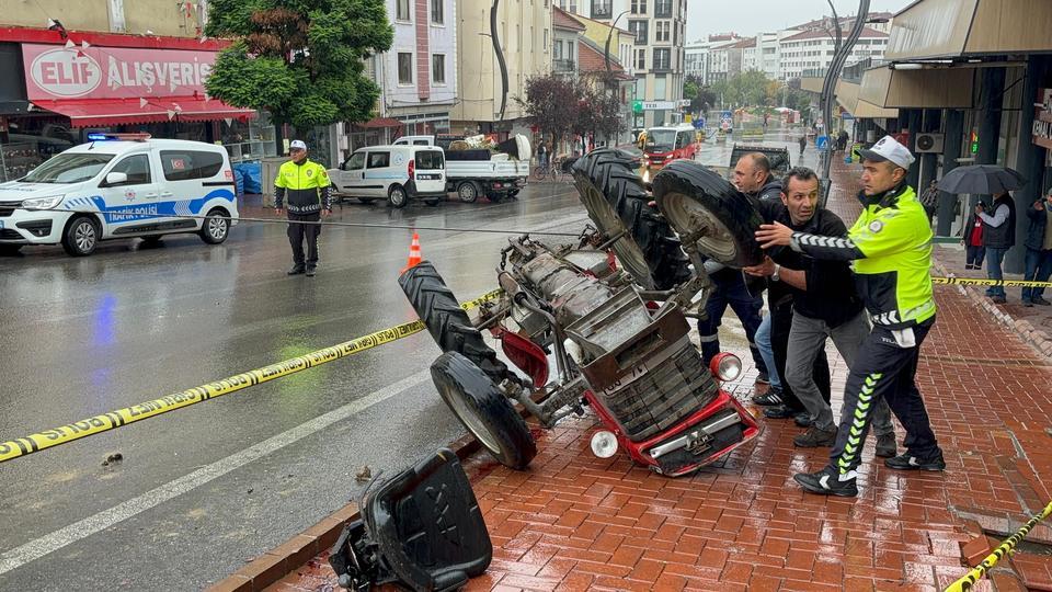 Devrilen traktörün altında kalan sürücü öldü