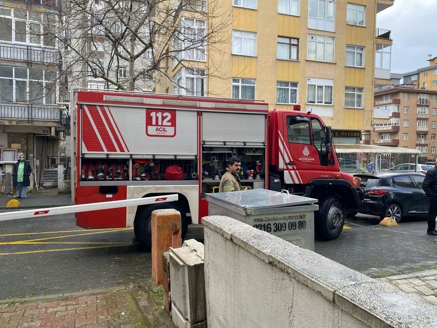 KADIKÖY'DE İSTİNAT DUVARI OTOMOBİLİN ÜZERİNE DÜŞTÜ