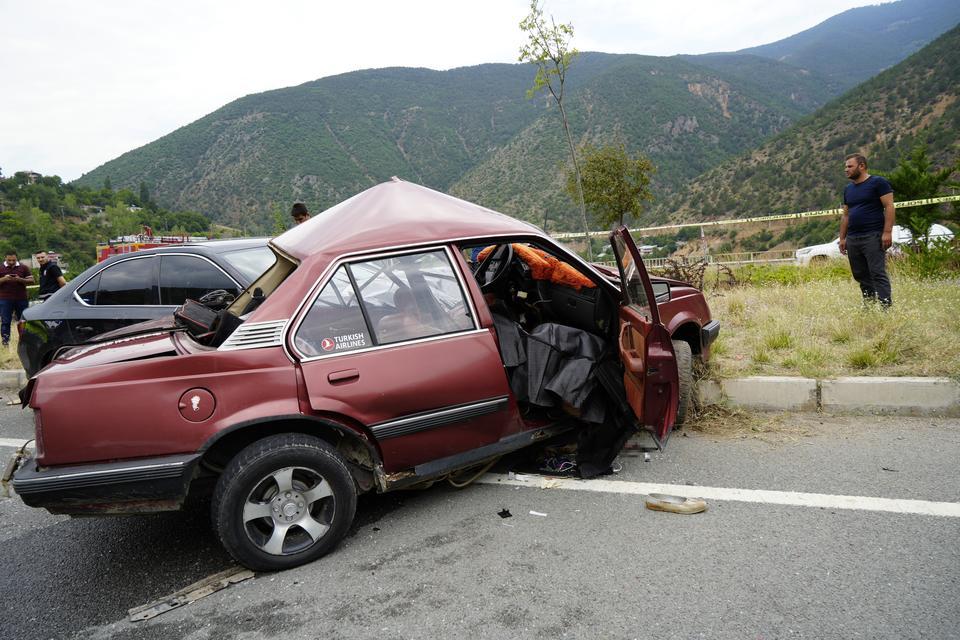 GÜMÜŞHANE'DE TRAFİK KAZASI: 2 ÖLÜ, 3 YARALI YAŞLI KARI KOCA TRAFİK KAZASINDA HAYATINI KAYBETTİ