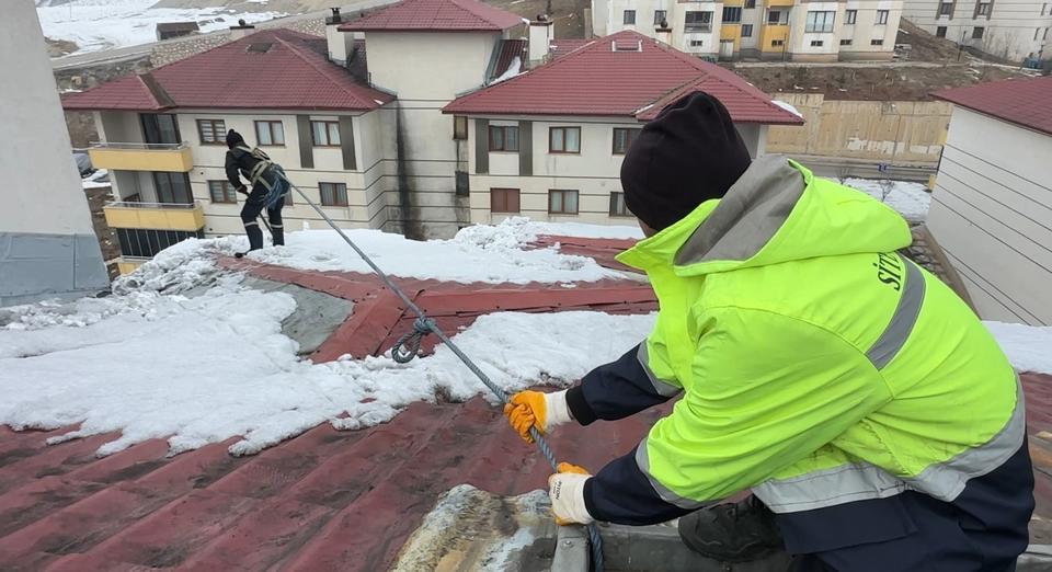 İPİN UCUNDAKİ HAYAT METRELERCE YÜKSEKLİKTE BELLERİNE BAĞLADIKLARI İPLE ÇATIDAKİ KARI TEMİZLEDİLER