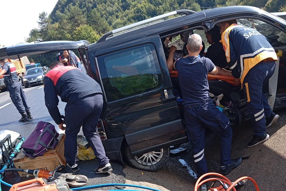 Direksiyon hakimiyetini kaybeden sürücü refüje çarptı; 2 yaralı