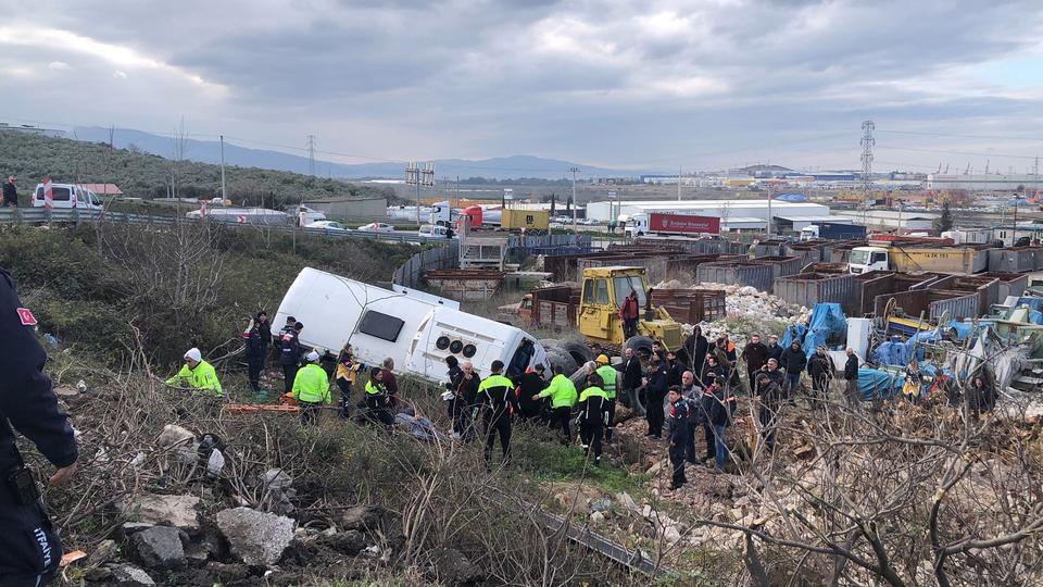 BURSA'DA SERVİS OTOBÜSÜ KAZA YAPTI: 15 YARALI ŞARAMPOLE YUVARLANAN SERVİS OTOBÜSÜNDE CAN PAZARI