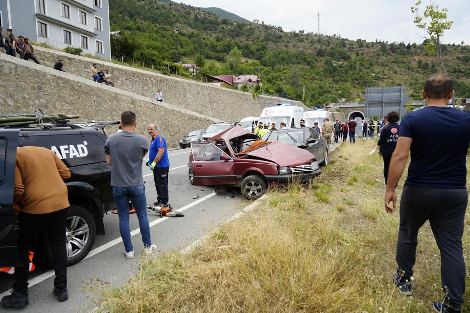 GÜMÜŞHANE'DE TRAFİK KAZASI: 2 ÖLÜ, 3 YARALI YAŞLI KARI KOCA TRAFİK KAZASINDA HAYATINI KAYBETTİ