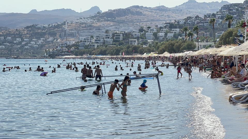 Yaz sezonu Ekim'e sarktı; turizmcinin yüzü gülüyor