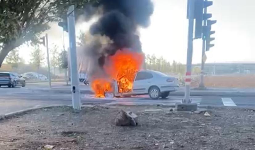 Seyir halindeki otomobil alev topuna döndü