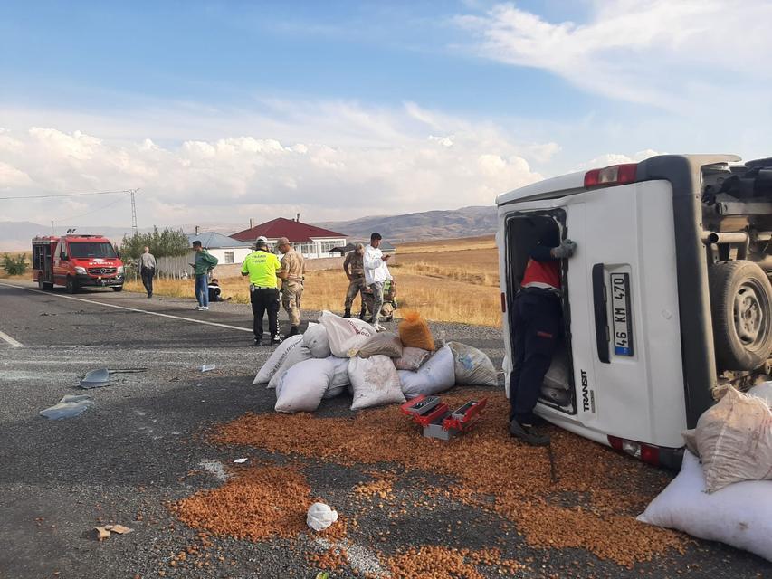 Minibüs takla attı: 2 yaralı