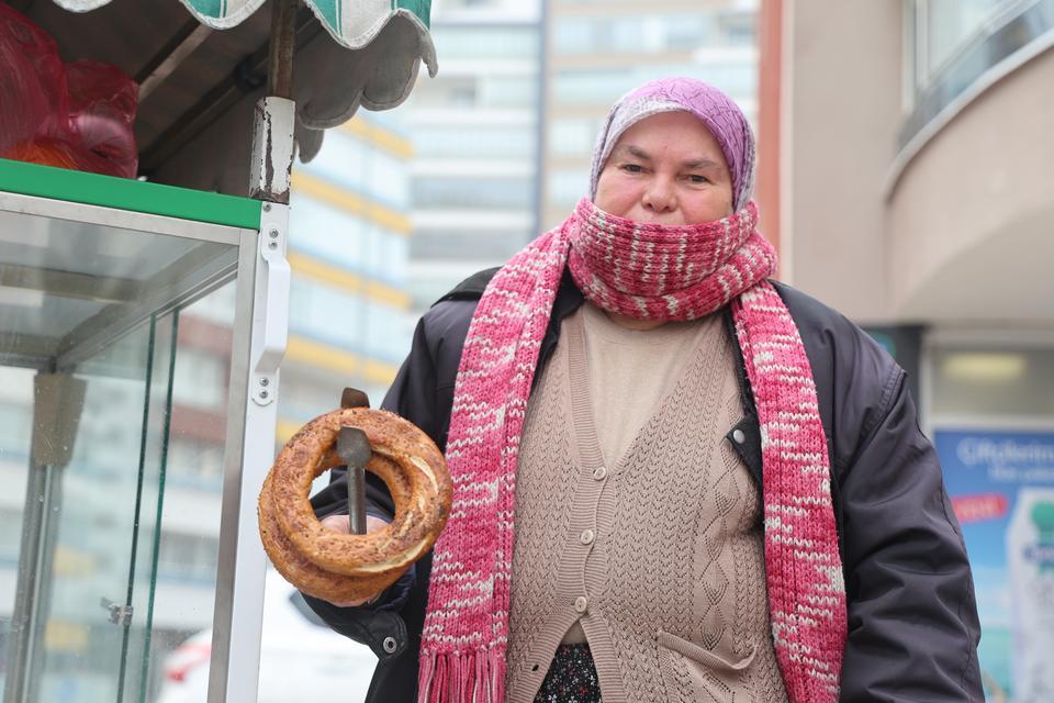 EVİN GEÇİMİNE KATKI İÇİN BAŞLADI, 58 YAŞINDA 'SİMİTÇİ TEYZE' OLDU