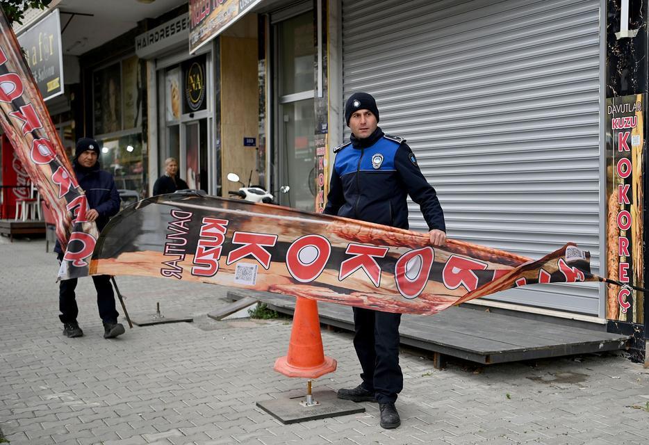 KUŞADASI BELEDİYESİ ZABITA EKİPLERİ KALDIRIM İŞGALİNE GEÇİT VERMİYOR