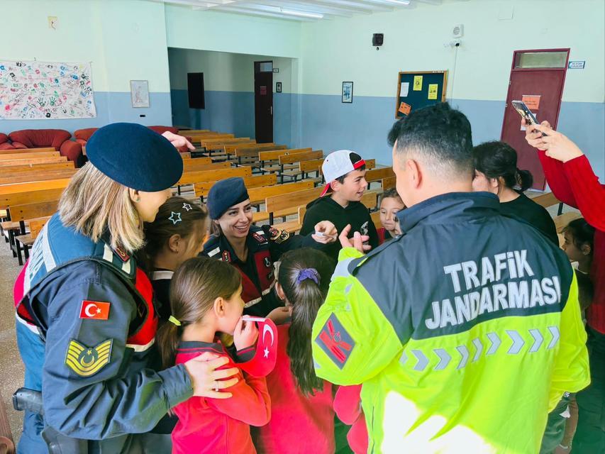 KOÇARLI'DA JANDARMA EKİPLERİ ÖĞRENCİLERLE BULUŞTU