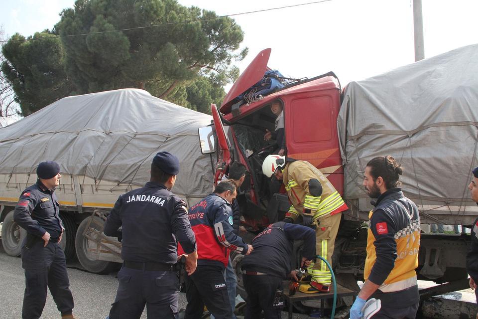 Manisa'da iki tır çarpıştı: 1 yaralı