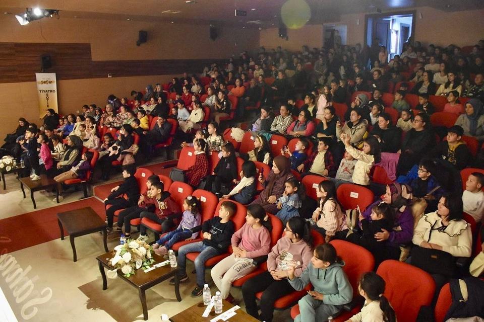 GERMENCİKLİ ÇOCUKLAR, MÜZİKLİ TİYATRO İLE EĞLENDİ BAŞKAN ZENCİRCİ: "ÇOCUKLARIMIZIN MUTLULUĞU HER ŞEYE DEĞER"