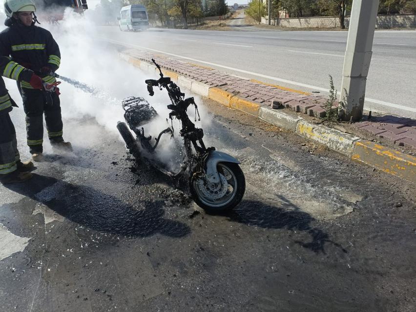 KONYA'DA YANAN MOTOSİKLET HURDAYA DÖNDÜ