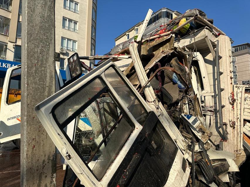 KARPUZ YÜKLÜ KAMYONUN SÜRÜCÜSÜ HAYATINI KAYBETTİ