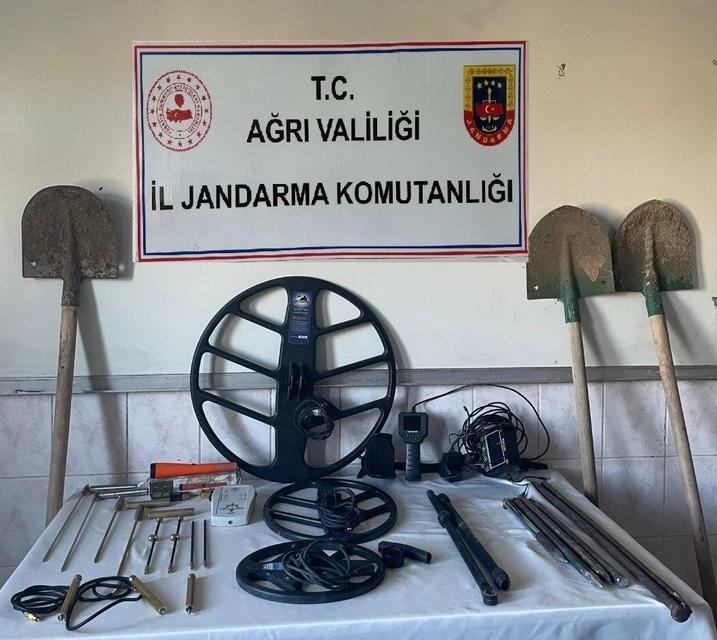 AĞRI'DA KAÇAK KAZI YAPAN 11 KİŞİ YAKALANDI