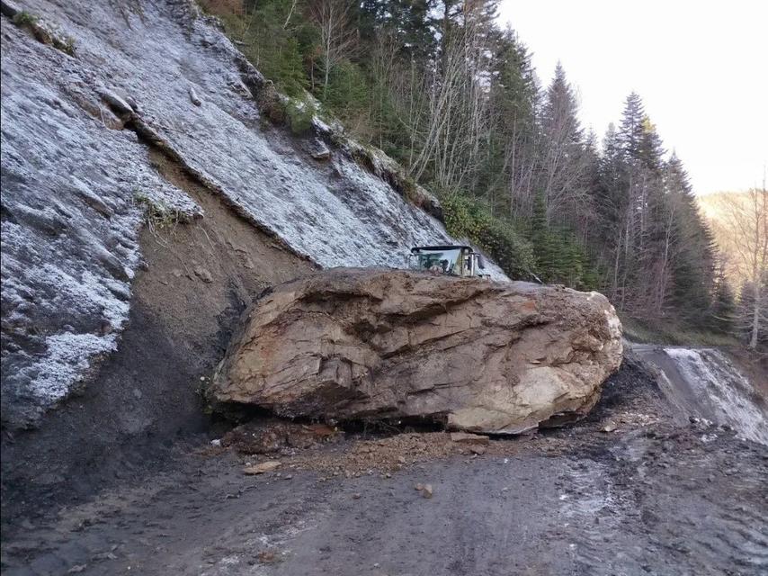 Düşen kaya yolu ulaşıma kapattı