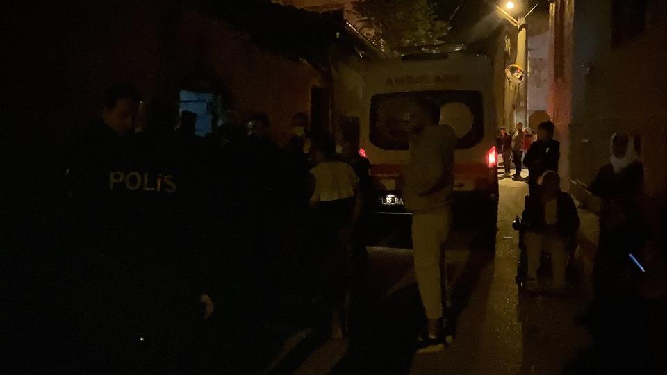 Burdur’da yalnız yaşayan şahıs, evinde ölü bulundu.
Olay, saat 21.30 sıralarında Burdur merkez Değirmenler Mahallesi Divan Baba Caddesi üzerindeki tek katlı müstakil evde meydana geldi.